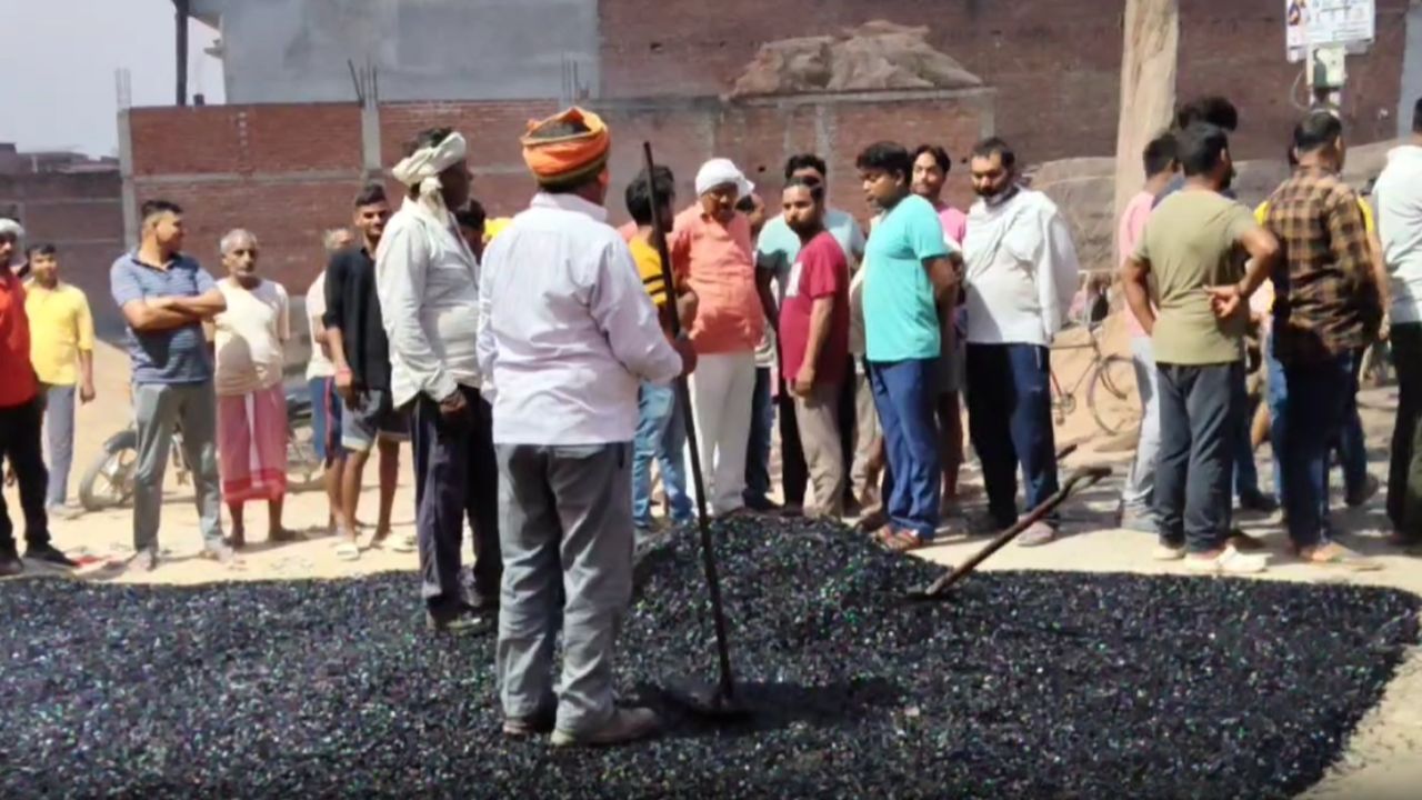 Chandauli: सड़क निर्माण में भ्रष्टाचार का लेप, मचा हंगामा, सभासदों ने किया ये काम