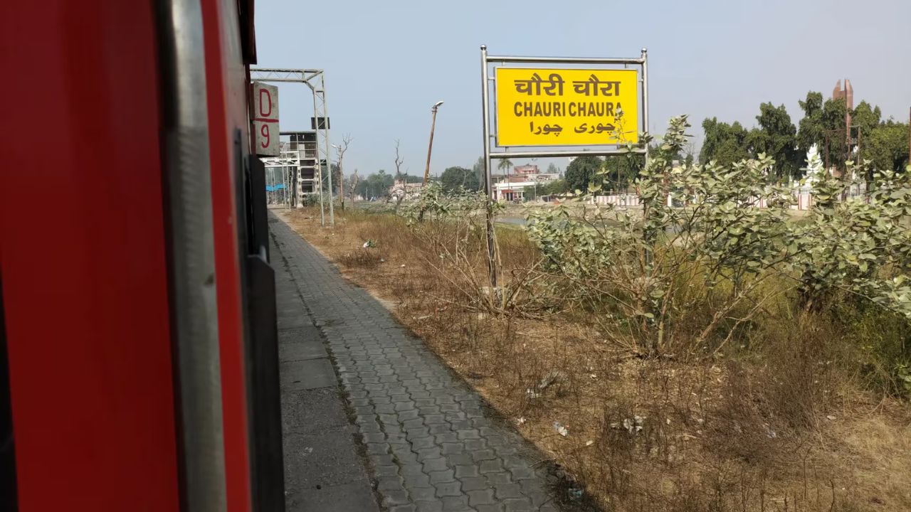 गोरखपुर से वाराणसी जाते समय ट्रेन से गिरा युवक, क्षेत्र में सनसनी पढ़िए पूरी खबर