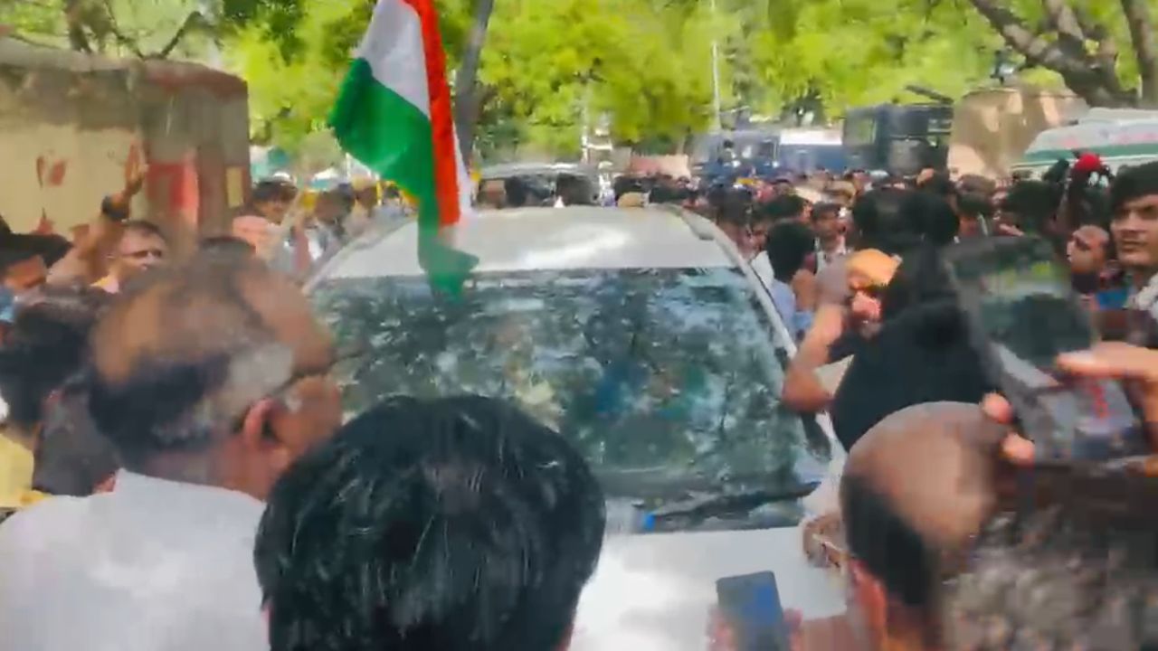 Breaking News: नहीं झेल सके गर्मी, CJP के प्रदर्शन के बीच अभिजीत दीपके की बिगड़ी तबीयत