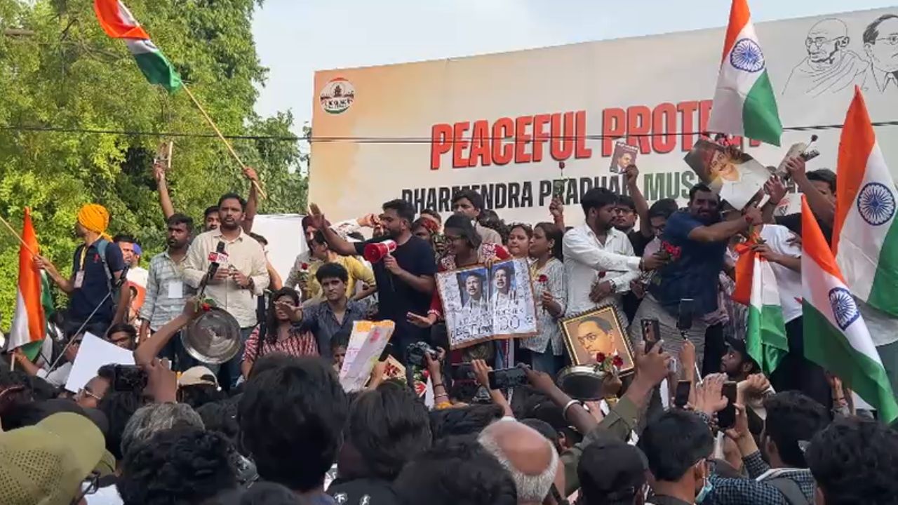 जंतर-मंतर पर कॉकरोच जनता पार्टी का प्रदर्शन जारी, अभिजीत दीपिके बोले- मांगें पूरी होने तक नहीं हटेंगे…