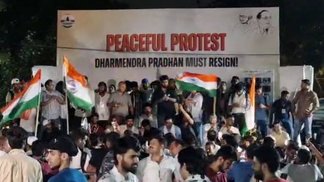 जंतर-मंतर पर देर रात तक डटे CJP कार्यकर्ता, जमीन पर सोकर गुजार रहे रात; अभिजीत दीपके का बड़ा ऐलान