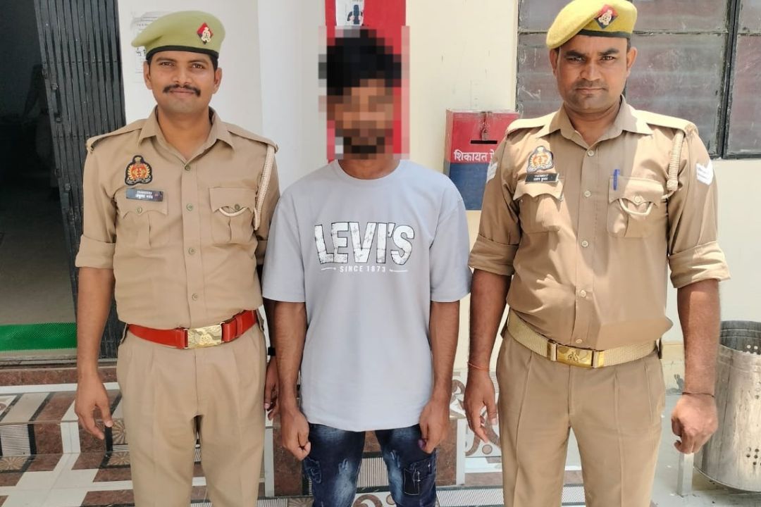 महराजगंज : फरारी काट रहा आरोपी आखिरकार पुलिस की गिरफ्त में आया, एससी-एसटी एक्ट और धर्मांतरण केस का था वांछित