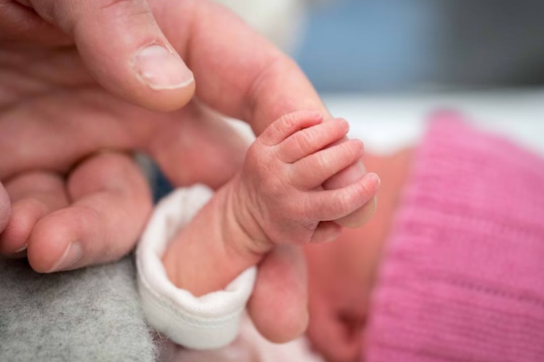 मेरठ में दफनाए गए बच्चे का शव निकाला गया बाहर, पिता बोला- मां ने की बेटे की हत्या