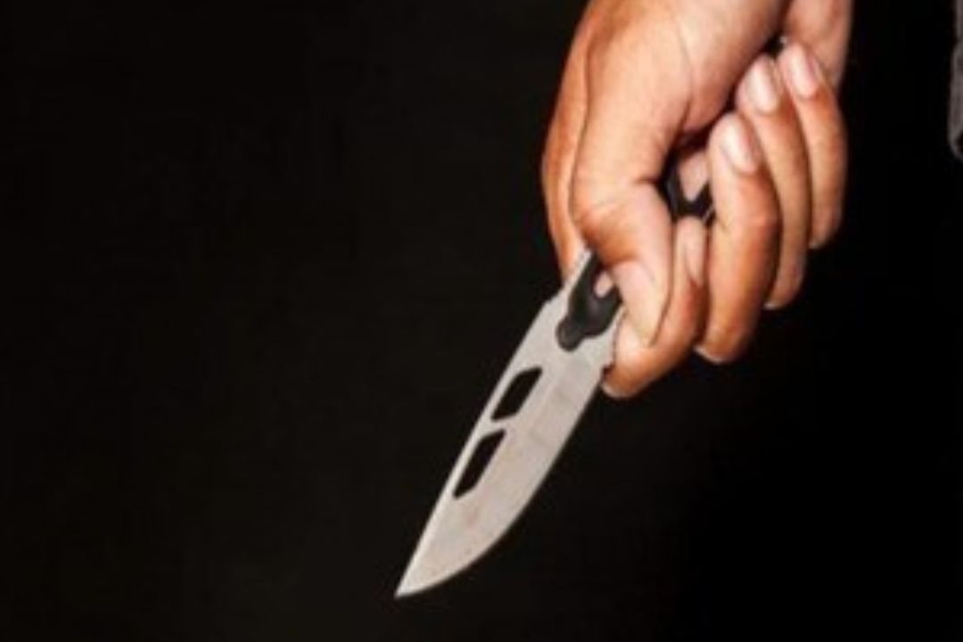 गाजियाबाद : BP चेक कराने पहुंची महिला ने अस्पताल में निकाला चाकू, इमरजेंसी वार्ड में डॉक्टर-मरीज जान बचाकर भागे
