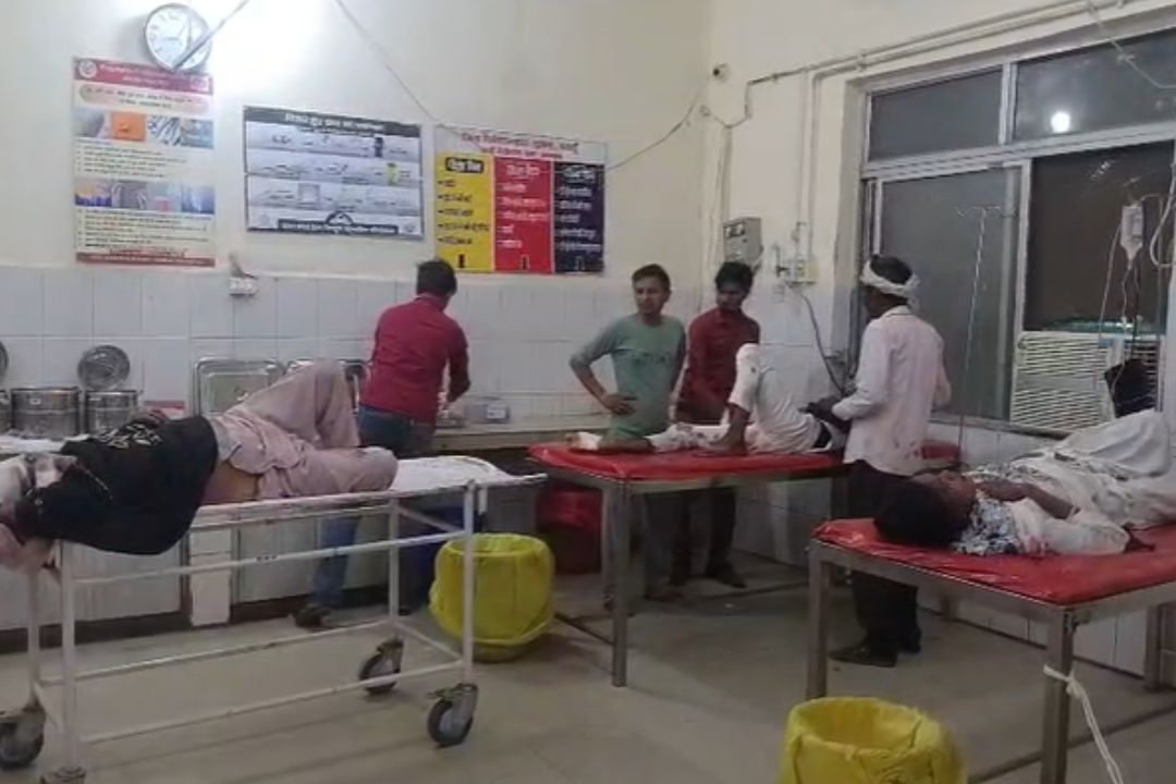 बदायूं में दो बाइकों की टक्कर ने मचाया हड़कंप, 7 लोग गंभीर घायल