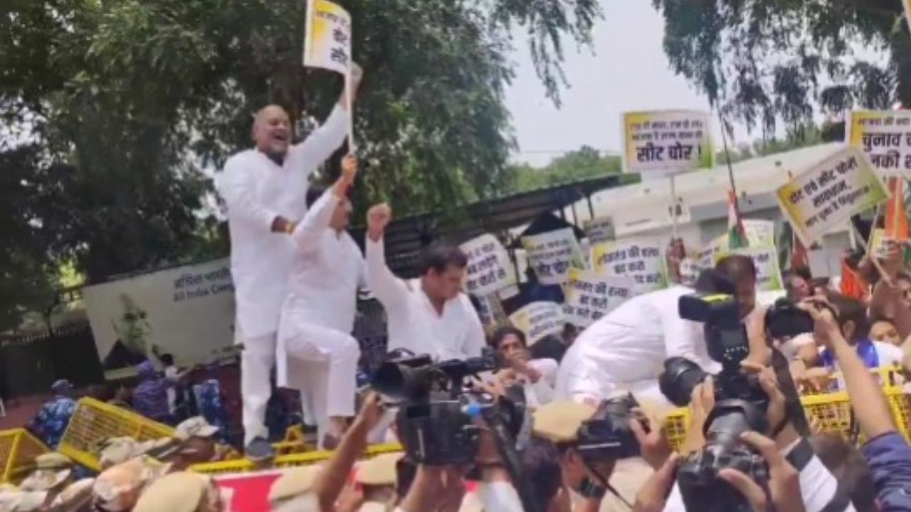 MP के MLAs ने दिल्ली में चुनाव आयोग के दफ्तर को घेरा, प्रदर्शन-नारेबाजी, पुलिस से झड़प; जानिये पूरा मामला