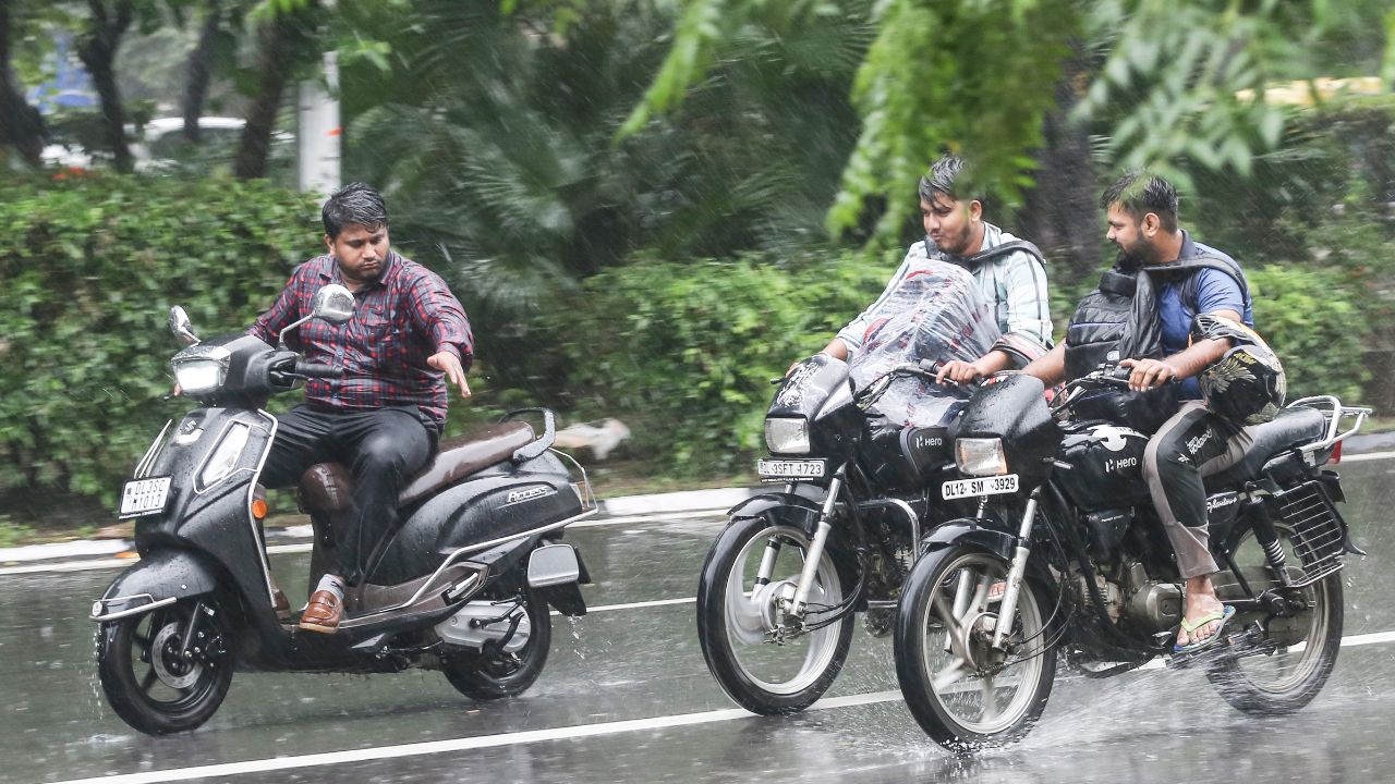 NCR में मानसून की दस्तक: बादलों की लुकाछिपी के बीच झमाझम बारिश का अलर्ट, IMD ने जारी किया नया पूर्वानुमान