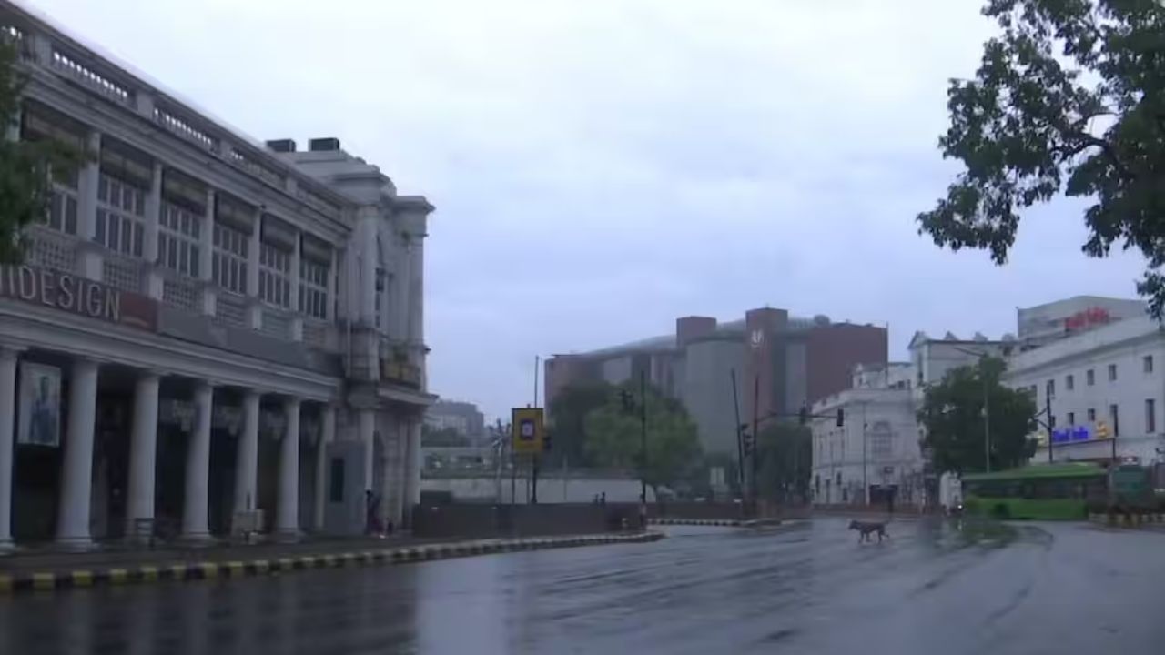 Delhi Weather: दिल्ली का मौसम हुआ मेहरबान, तेज बारिश और 60 किमी की रफ्तार वाली हवाओं ने दिलाई राहत