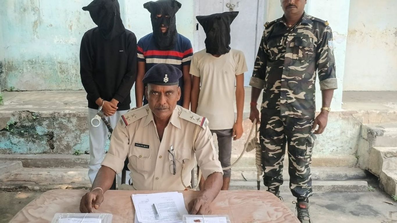 Deoghar Cyber Fraud: फर्जी कस्टमर केयर का खेल बेनकाब, गिरफ्तारी के बाद सामने आए चौंकाने वाले राज