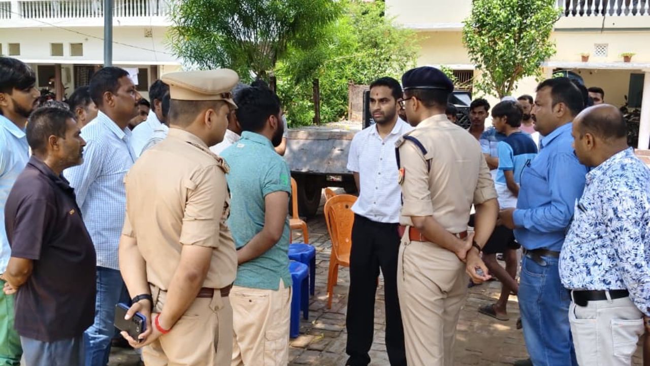 मेरा बेटा वापस ला दो… हार्मुज हमले में नाविक की मौत के बाद फूटा परिवार का दर्द, डीएम-एसपी पहुंचे घर