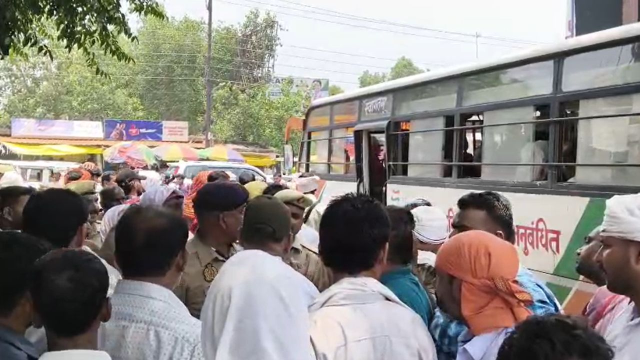 Video: देवरिया में मारपीट के आरोप के बाद रोडवेज कर्मियों का चक्का जाम, यात्रियों की परेशानी बढ़ी