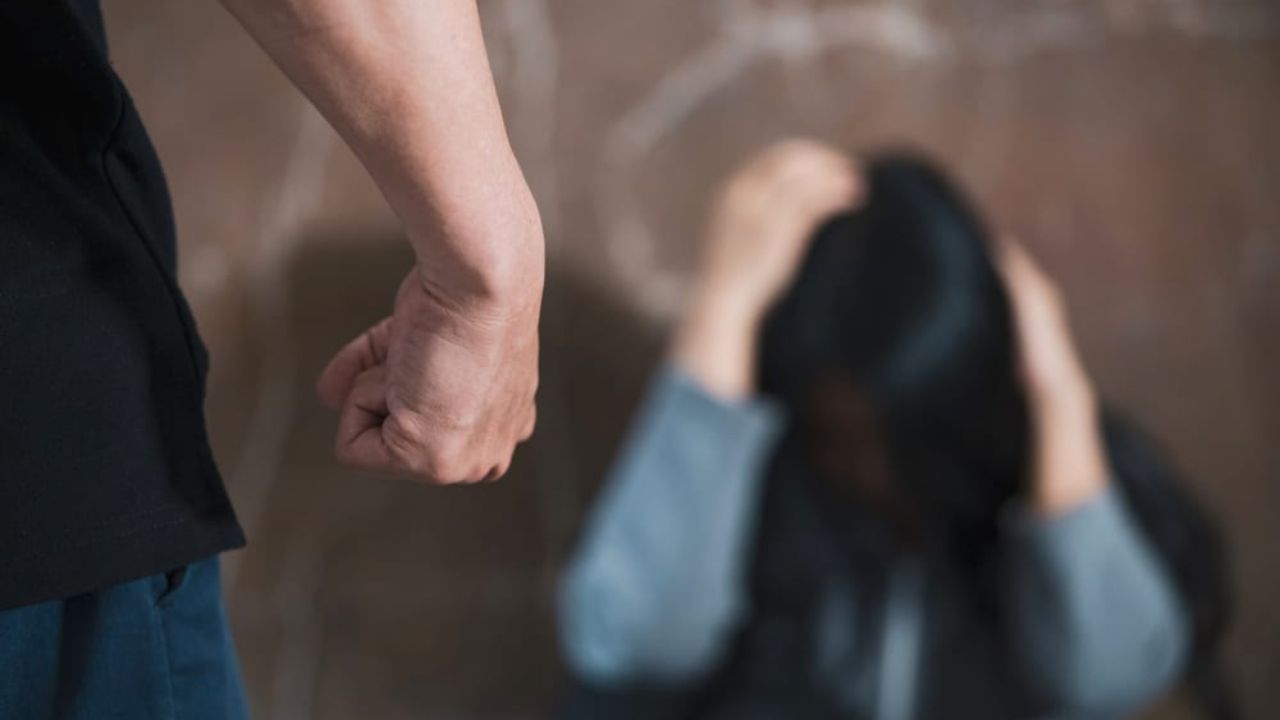 देवरिया में पति बना जल्लाद, चाकू से काटा पत्नी का गला; आखिर क्या रही वजह?