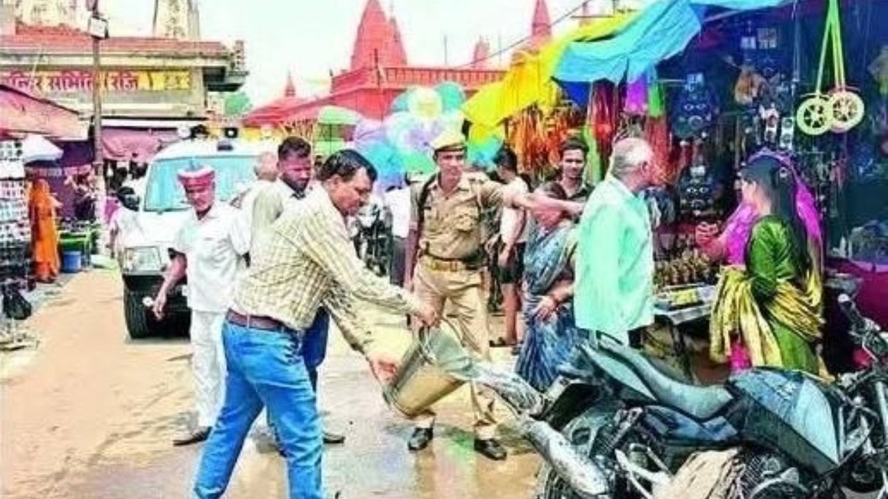 Deoria: दूधेश्वरनाथ मंदिर परिसर में बाइक में लगी आग, मची अफरा-तफरी