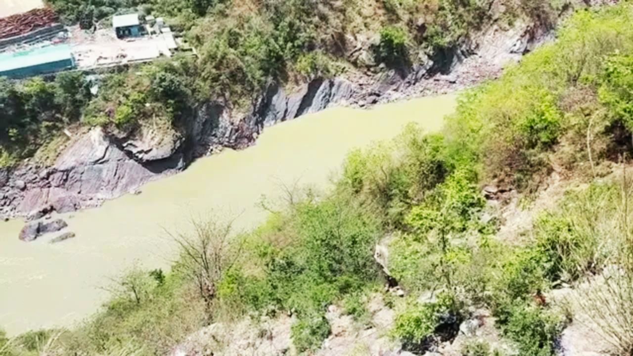 देवप्रयाग में दर्दनाक सड़क हादसा, अलकनंदा नदी में समाई कार; सर्च ऑपरेशन जारी