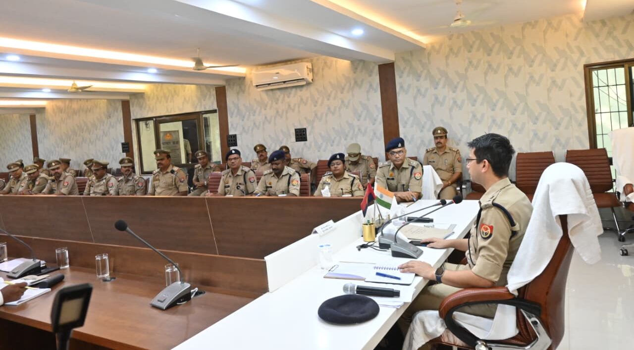 क्राइम मीटिंग में SP का सख्त संदेश! थानेदारों को चेतावनी, भ्रष्टाचार और अपराधियों पर अब सीधा एक्शन
