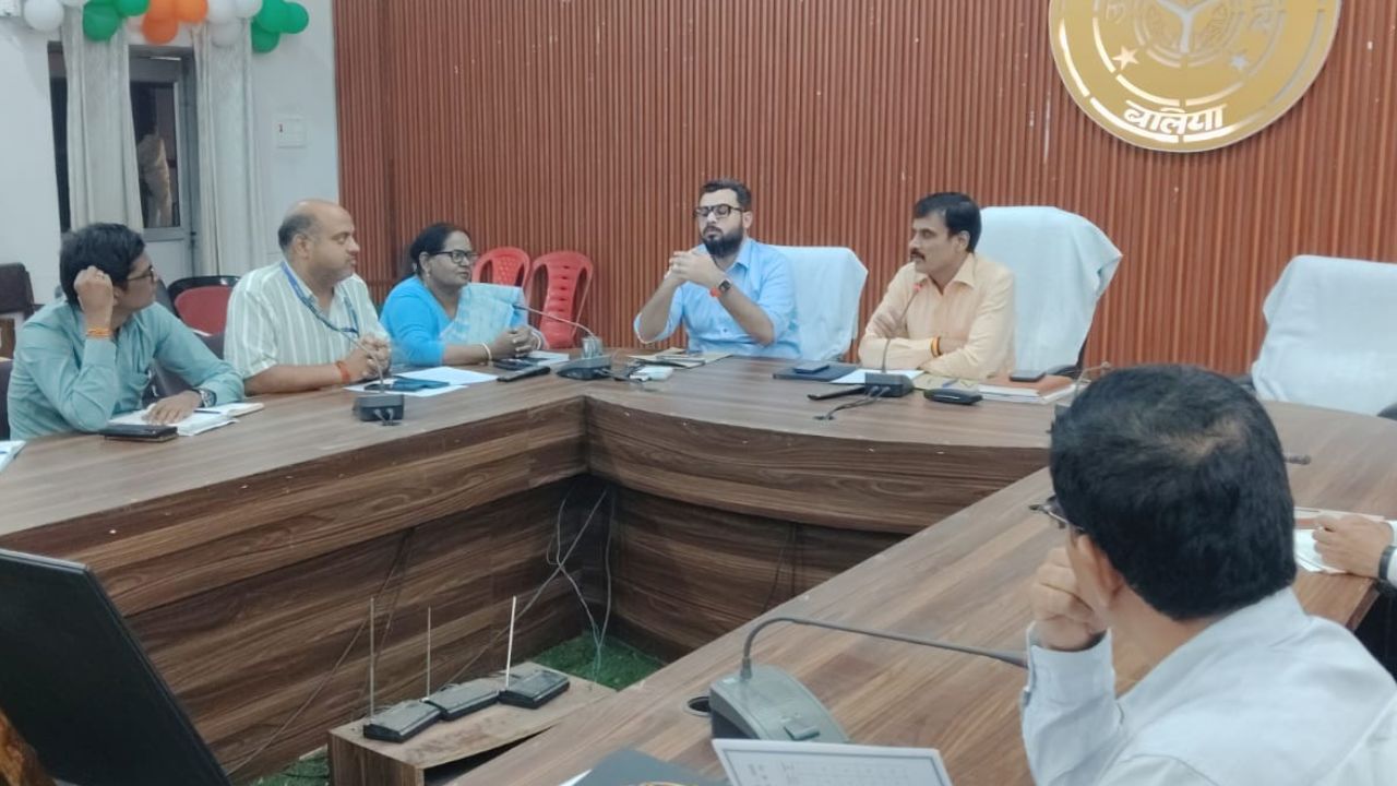 बलिया : पेंशन सत्यापन में डीएम का बड़ा एक्शन; तीन अफसरों का वेतन रोका, आखिर क्या मिली गड़बड़ी?