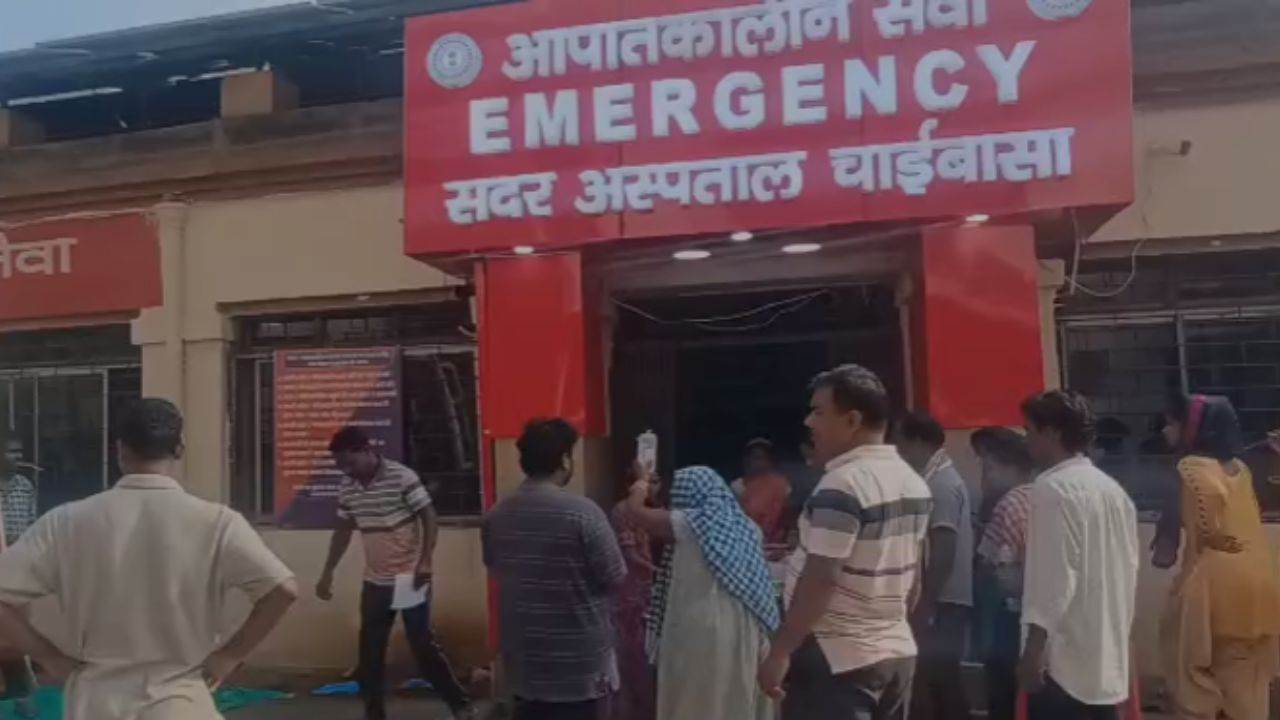 पश्चिमी सिंहभूम : सड़क किनारे बैठी मासूमों को ट्रेलर ने मारी टक्कर, ग्रामीणों ने तीन घंटे किया जाम