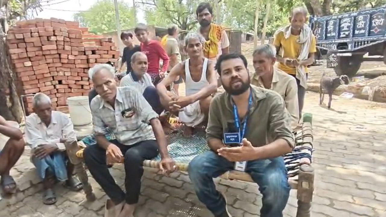Dynamite News Exclusive: 5 साल से टूटी सड़क, अंधेरे में गांव और गंदगी का अंबार! चौपाल में फूटा ग्रामीणों का गुस्सा
