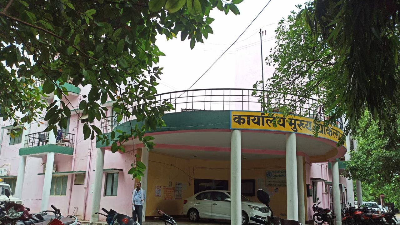 Fatehpur: CMO ऑफिस में क्या हुआ ऐसा कि मच गया बवाल? मारपीट और पैसों के आरोपों से हड़कंप
