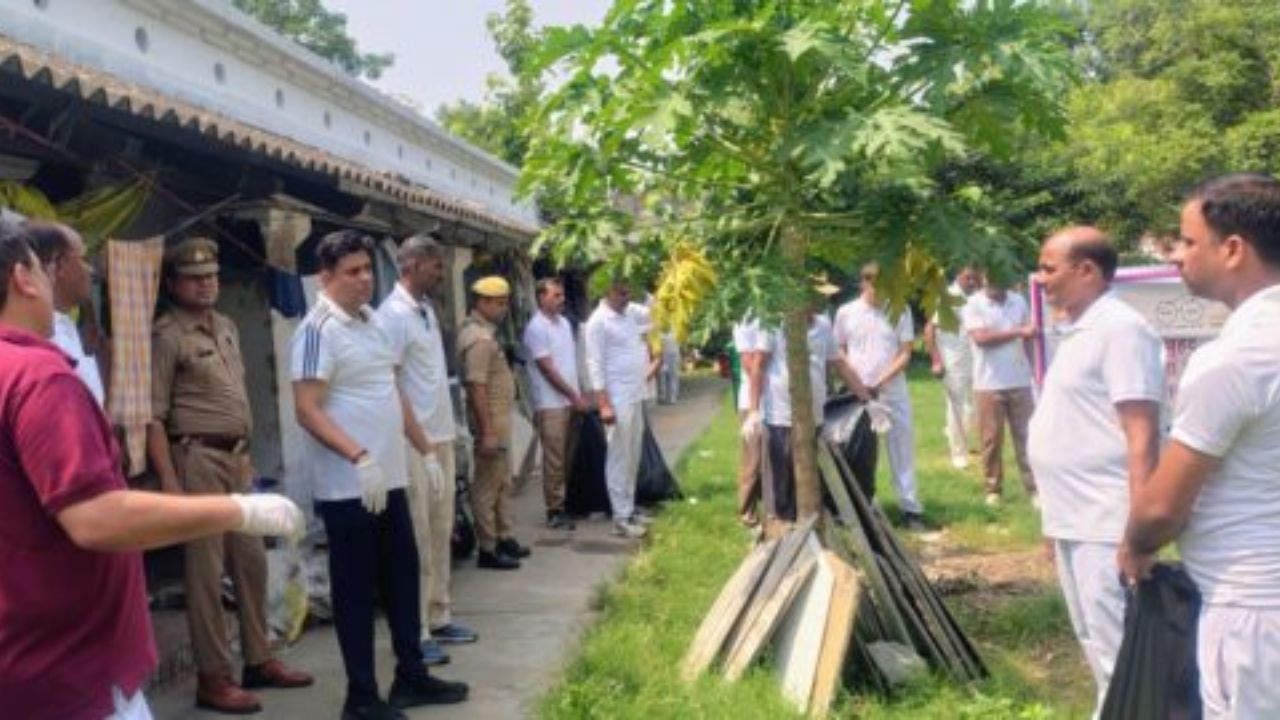 जब बड़े अफसर खुद उठाने लगे झाड़ू! गोरखपुर पुलिस लाइन का नजारा देख लोग रह गए हैरान