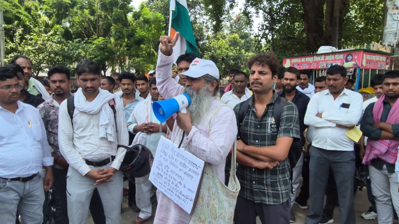 गोरखपुर विश्वविद्यालय के सामने पेड़ों की कटाई के विरोध में उग्र प्रदर्शन, कुल 3000 पेड़ों के कटान का आरोप