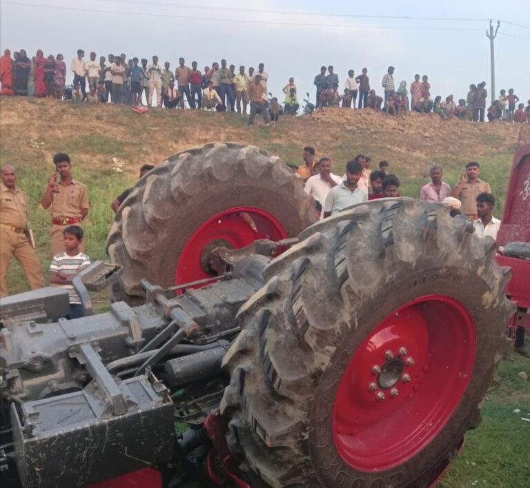 गोरखपुर : ट्रैक्टर-ट्रॉली पलटने से युवक की दर्दनाक मौत, परिवार में मचा कोहराम