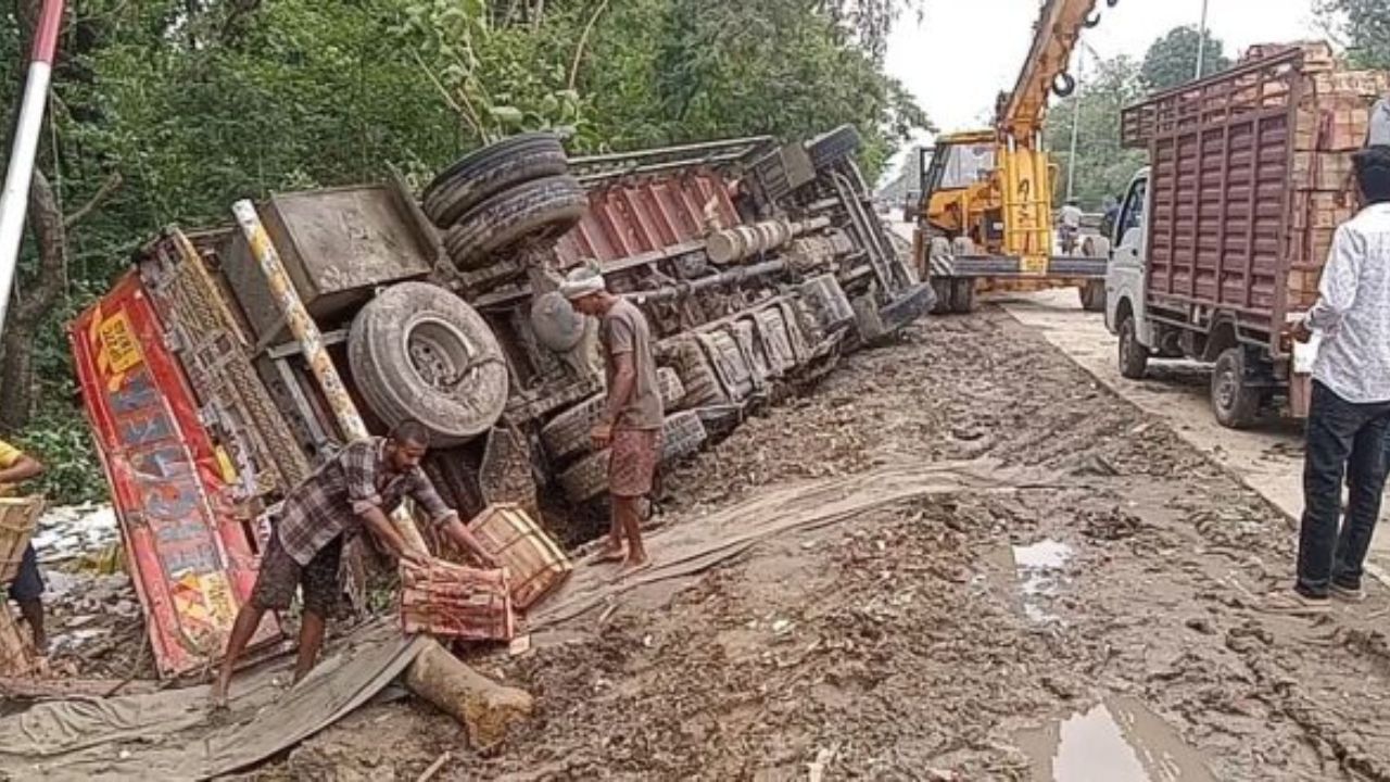 भोर की बारिश में मौत बनते-बनते बचा फोरलेन हादसा: लीची लदा ट्रक पोल से टकराकर पलटा, बिजली व्यवस्था ठप