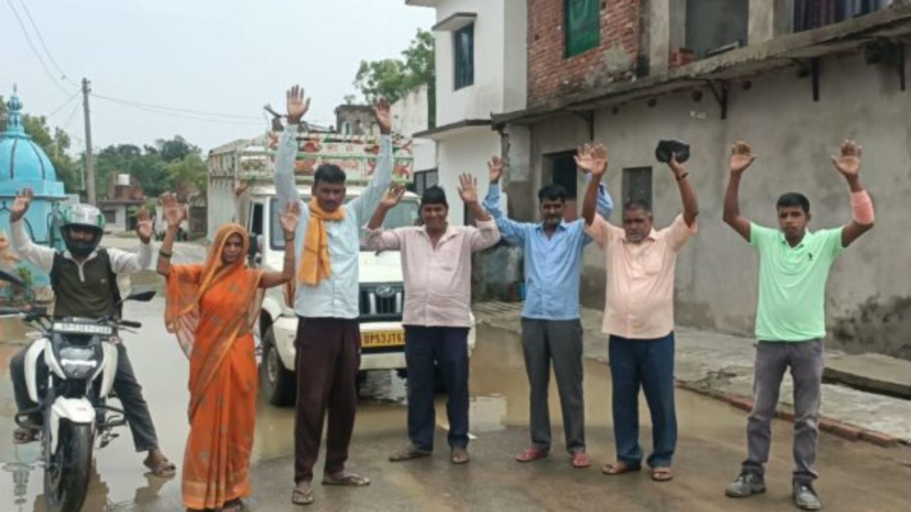 एक पुलिया बंद… और पूरा गांव पानी में डूबा! जलनिकासी ठप होते ही भड़का जनआक्रोश, सड़क पर उतरे ग्रामीण