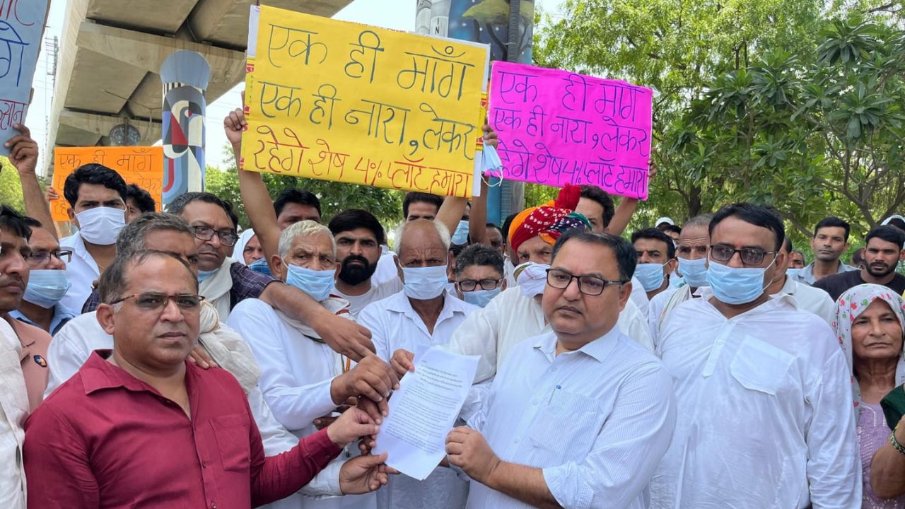 ग्रेटर नोएडा में 44 गांवों के किसानों ने प्राधिकरण पर बोला हल्ला, कहा- हमें हमारा हक दो, हाईकोर्ट का भी आदेश नहीं मान रहे अफसर