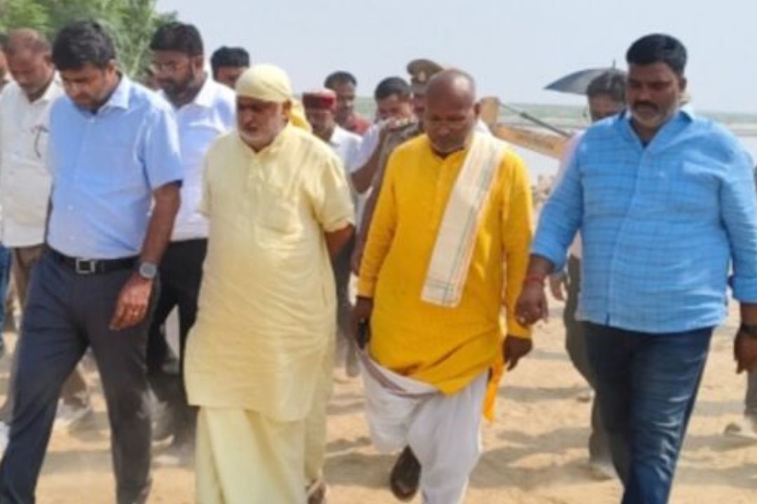 गोरखपुर : सरयू नदी कटान परियोजना का निरीक्षण, ग्रामीणों ने रखीं 4 बड़ी मांगें
