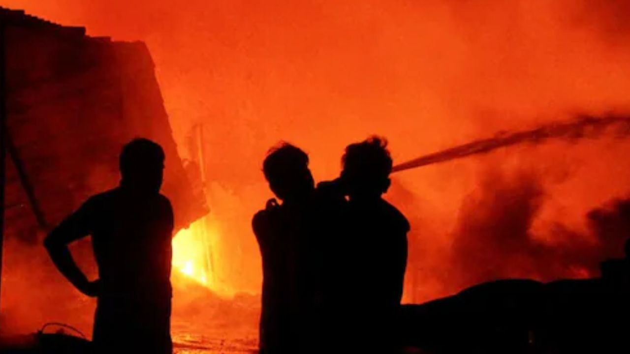 हल्द्वानी में भीषण अग्निकांड: रामपुर रोड स्थित अमेजन स्टोर में लगी आग, दो कर्मचारियों की जलकर दर्दनाक मौत