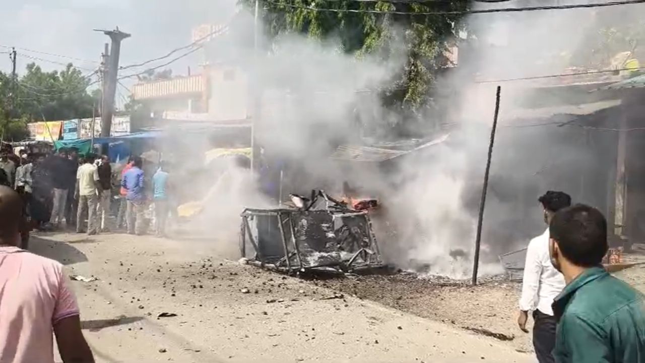 हमीरपुर में बेरी रोड पर होटल में लगी भीषण आग, लपटों के बीच बम की तरह फटा सिलेंडर