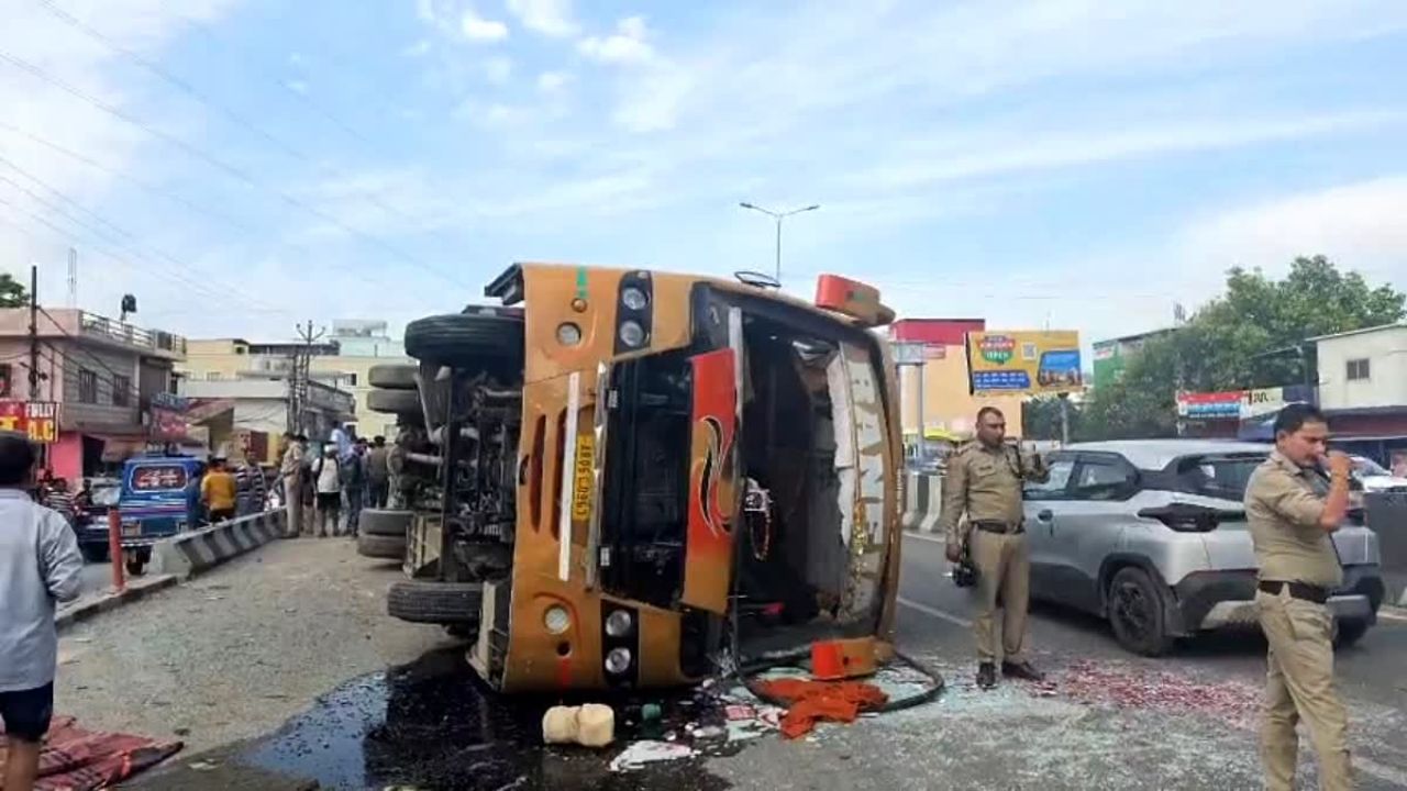 Haridwar Bus Accident: श्रद्धालुओं से भरी डबल डेकर बस पलटी, टक्कर बचाने के चक्कर में ढाबे में घुसा डंपर; 26 यात्री घायल