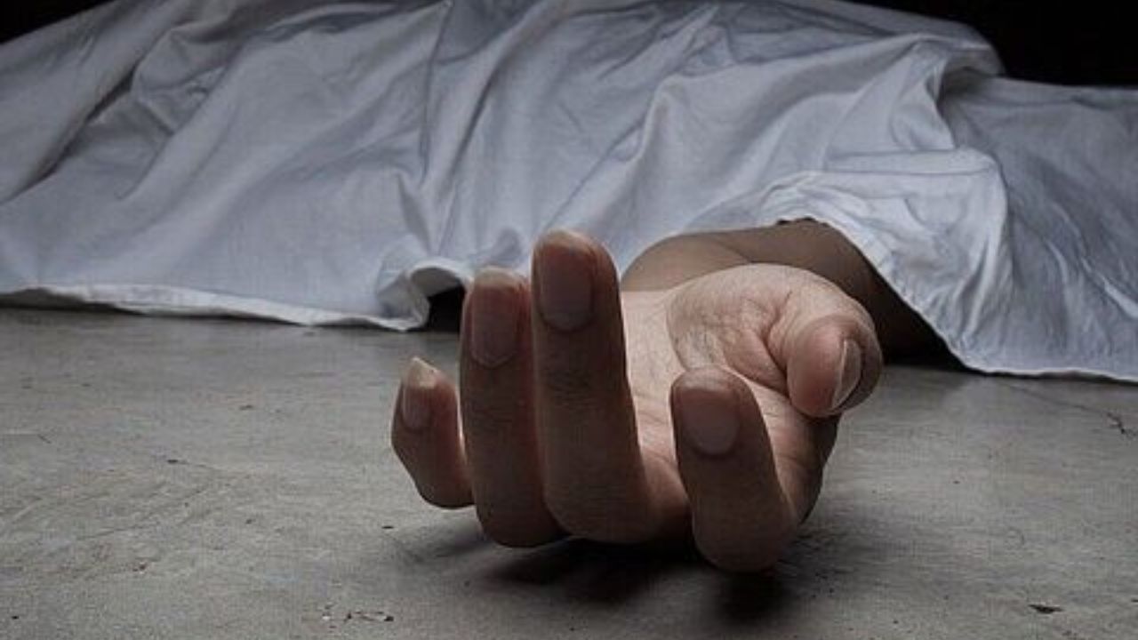 सहकर्मियों के सामने पिटाई से टूटा युवक का हौसला, ‘अब मुंह दिखाने लायक नहीं रहा’ कह फंदे पर लटका; जानिये पूरा मामला