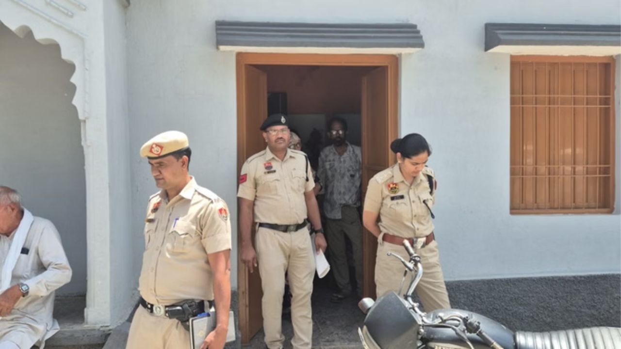 Haryana Crime: घर के भीतर खून से लथपथ मिली महिला, बाहर खड़े थे हथियारबंद लोग,मर्डर मिस्ट्री गहराई