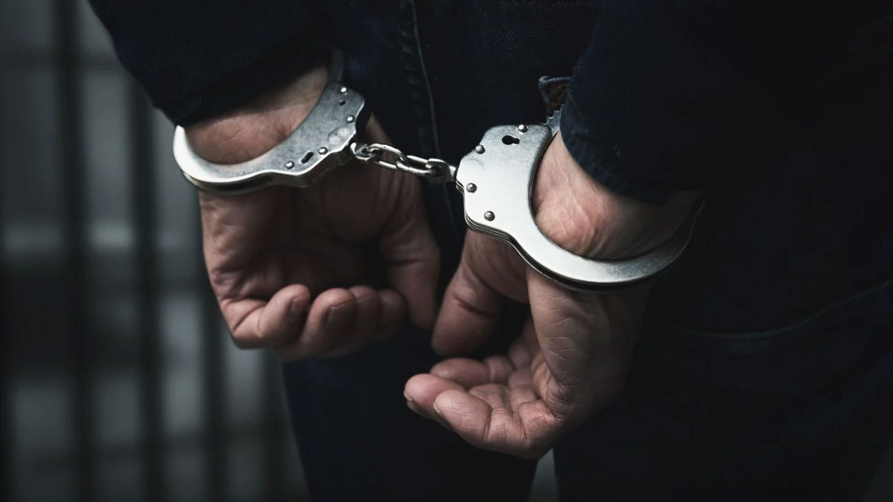 Bareilly : माधोबाड़ी में पुलिस की बड़ी रेड, दो हवाला तस्कर दबोचे; 3 आरोपी फरार