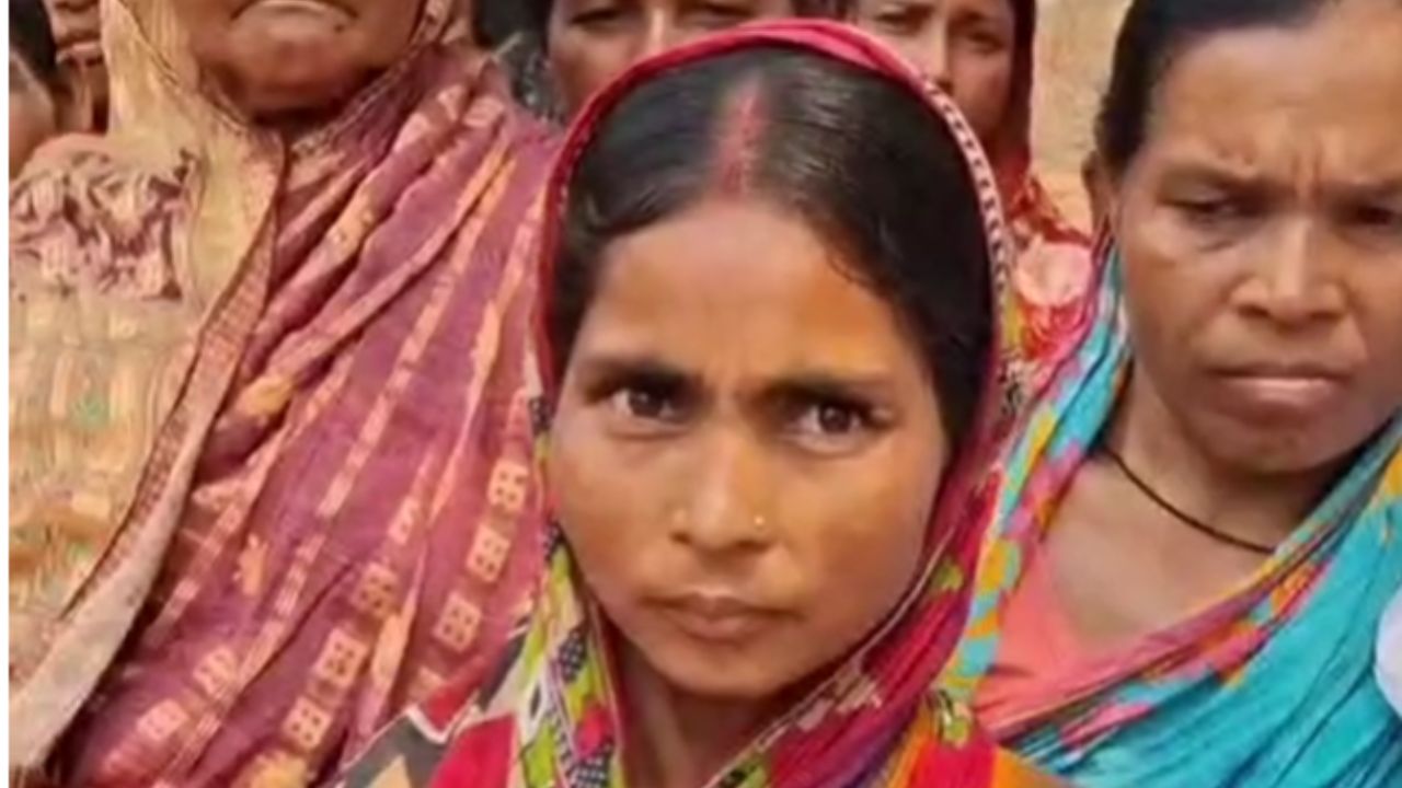 आमरण अनशन की दी चेतावनी ग्रामीणों ने अब आर-पार की लड़ाई का मूड बना लिया है। प्रशासन को साफ तौर पर एक महीने का अल्टीमेटम दिया गया है। ग्रामीणों का कहना है कि अगर एक माह के भीतर उनकी प्यास बुझाने के पुख्ता इंतजाम नहीं किए गए, तो पूरा गांव जिला मुख्यालय और प्रखंड कार्यालय के सामने बेमियादी आमरण अनशन पर बैठने को बाध्य होगा, जिसकी पूरी जिम्मेदारी शासन-प्रशासन की होगी।
