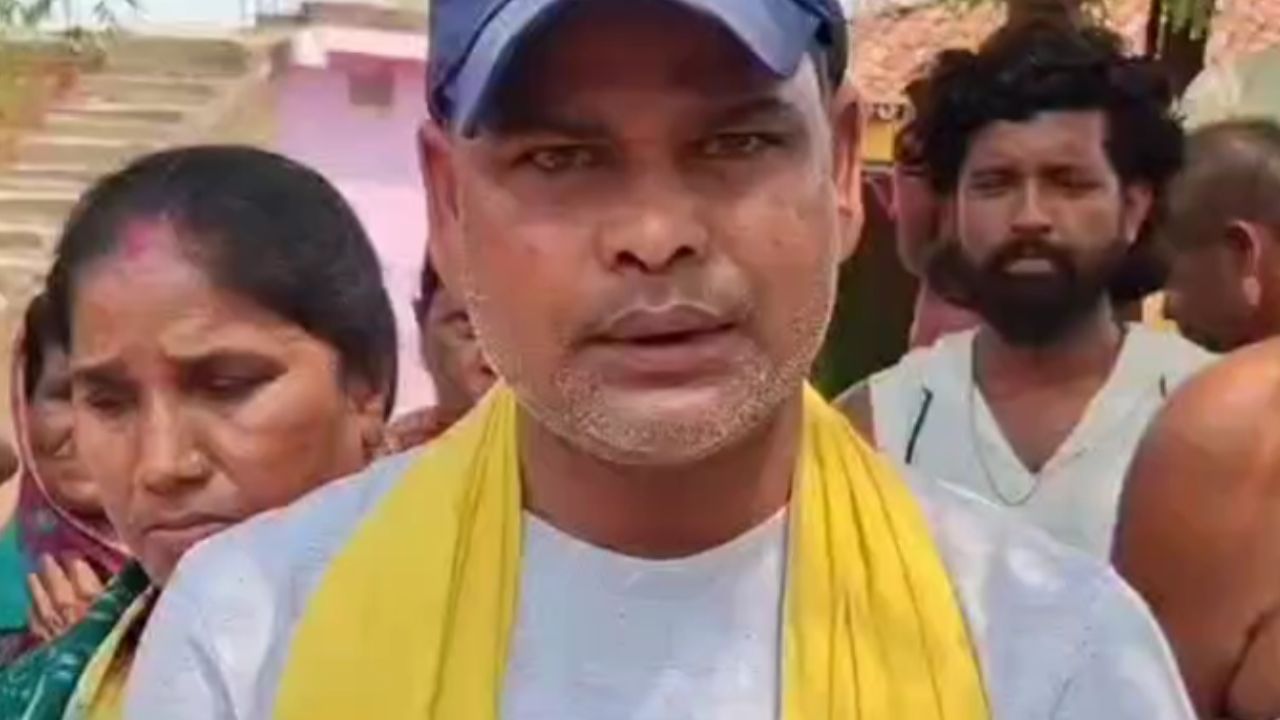 ग्रामसभा में फूटा गुस्सा, अल्टीमेटम तैयार इसी गंभीर समस्या को लेकर बनुआ गांव में एक विशाल ग्रामसभा का आयोजन किया गया। इस बैठक का नेतृत्व युवा आंदोलनकारी नेता अमित महतो और विधानसभा प्रत्याशी रहे डॉ. दिनेश चंद्र बोयपाई ने किया। ग्रामसभा में सैकड़ों की संख्या में पहुंचे पुरुषों और महिलाओं ने अपनी आपबीती सुनाई। बैठक में सर्वसम्मति से जिला उपायुक्त (डीसी) के नाम एक मांगपत्र तैयार किया गया, जिसमें खराब पड़े चापाकलों को तुरंत ठीक करने और 15 साल से लटकी जलापूर्ति योजना को अविलंब चालू करने की मांग की गई है।