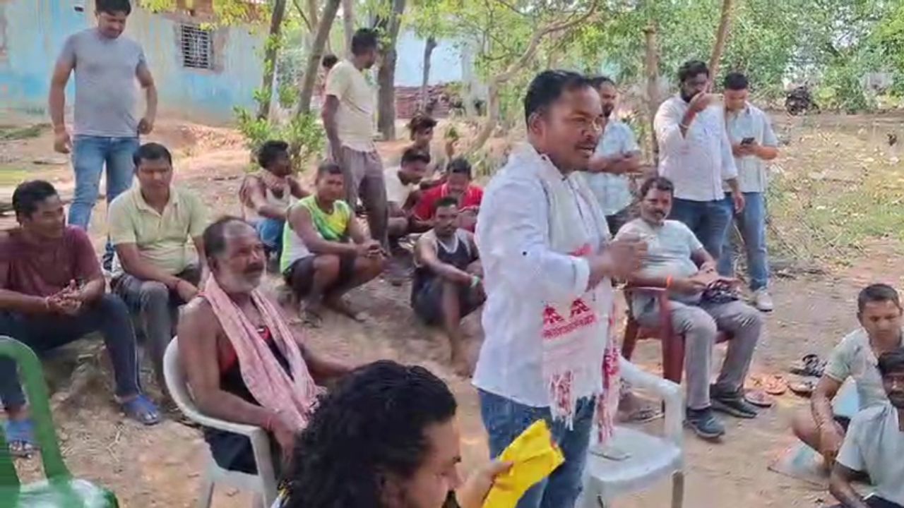 चाईबासा: पश्चिम सिंहभूम जिला मुख्यालय से करीब 55 किलोमीटर दूर स्थित सोनुवा प्रखंड के बनुआ और सोनापोस गांव में इस वक्त पानी की एक-एक बूंद के लिए हाहाकार मचा हुआ है। आजादी के सात दशक से भी अधिक समय बीत जाने के बाद भी यहां के लोग बुनियादी सुविधाओं के लिए तरस रहे हैं। पानी के इस भयंकर संकट ने अब एक बड़े 