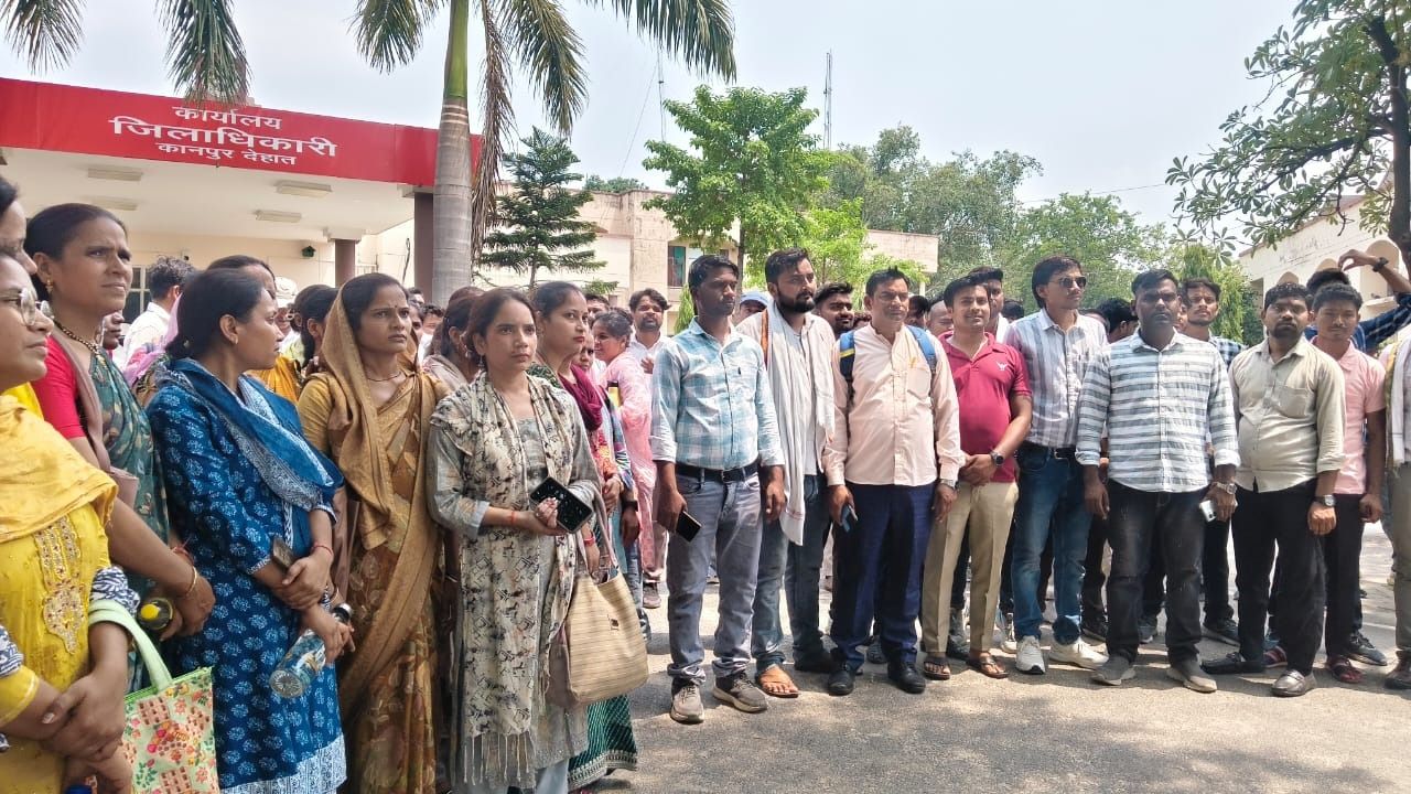 सचिव के बराबर काम, पर मानदेय केवल 6 हजार? कानपुर देहात में पंचायत सहायकों का फूटा गुस्सा