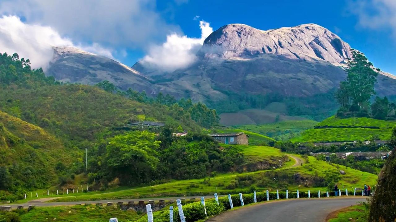 केरल का मुन्नार मानसून प्रेमियों के लिए पहली पसंद माना जाता है। यहां जून से सितंबर तक होने वाली झमाझम बारिश के बीच बादलों से ढकी वादियां और कलकल बहते झरने एक अलग ही दुनिया का अहसास कराते हैं। (Img- Internet)