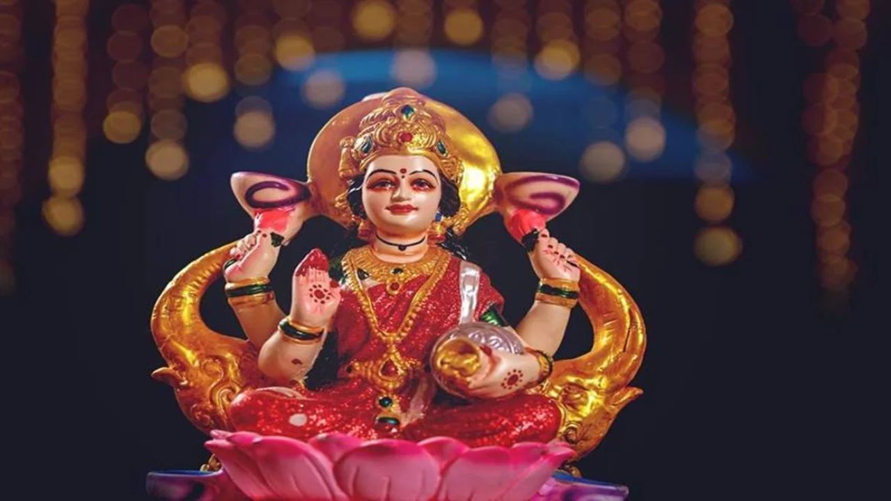 The Secret of Goddess Lakshmi: आखिर माता लक्ष्मी को क्यों कहा जाता है चंचला? जानें इसके पीछे का गहरा धार्मिक कारण