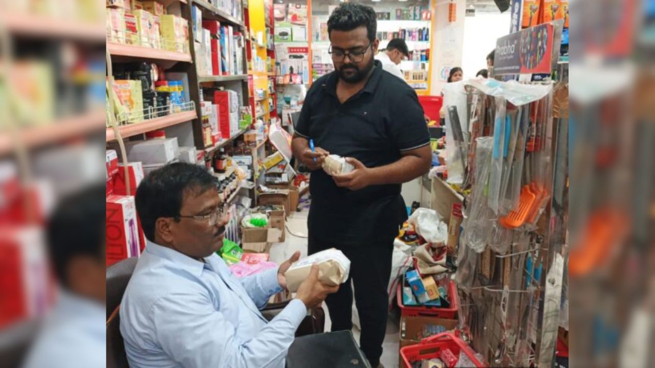 अचानक छापेमारी से हड़कंप! अन्नपूर्णा सुपर मार्ट सहित कई दुकानों पर खाद्य विभाग की रेड, नमूने सील