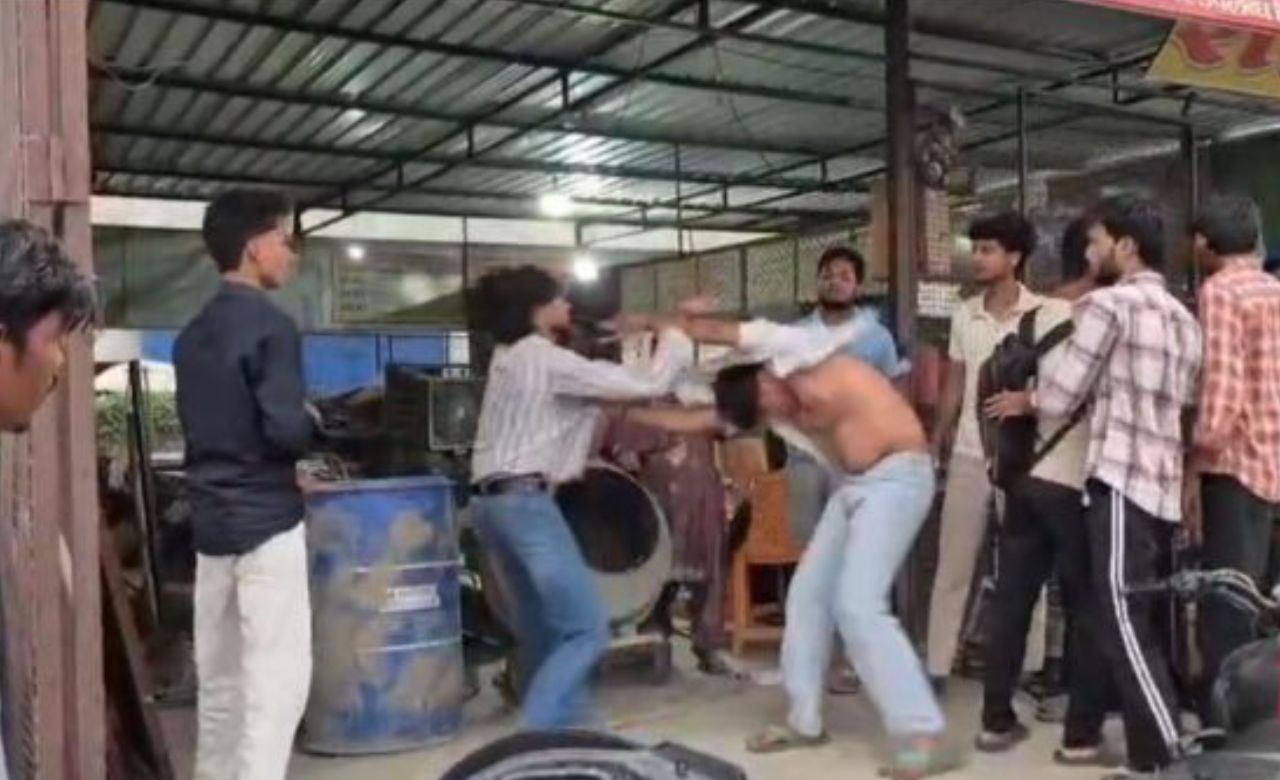 बीच बाजार में अचानक भड़का गुस्सा: दो युवक भिड़े ऐसे कि सड़क बन गई अखाड़ा, वीडियो देख लोग रह गए दंग