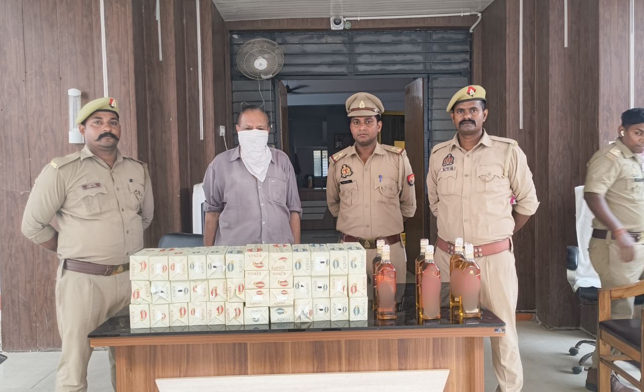 सीमा पर चेकिंग में खुला बड़ा राज! 72 साल के बुजुर्ग के बैग से निकली ऐसी चीजें कि पुलिस भी रह गई दंग