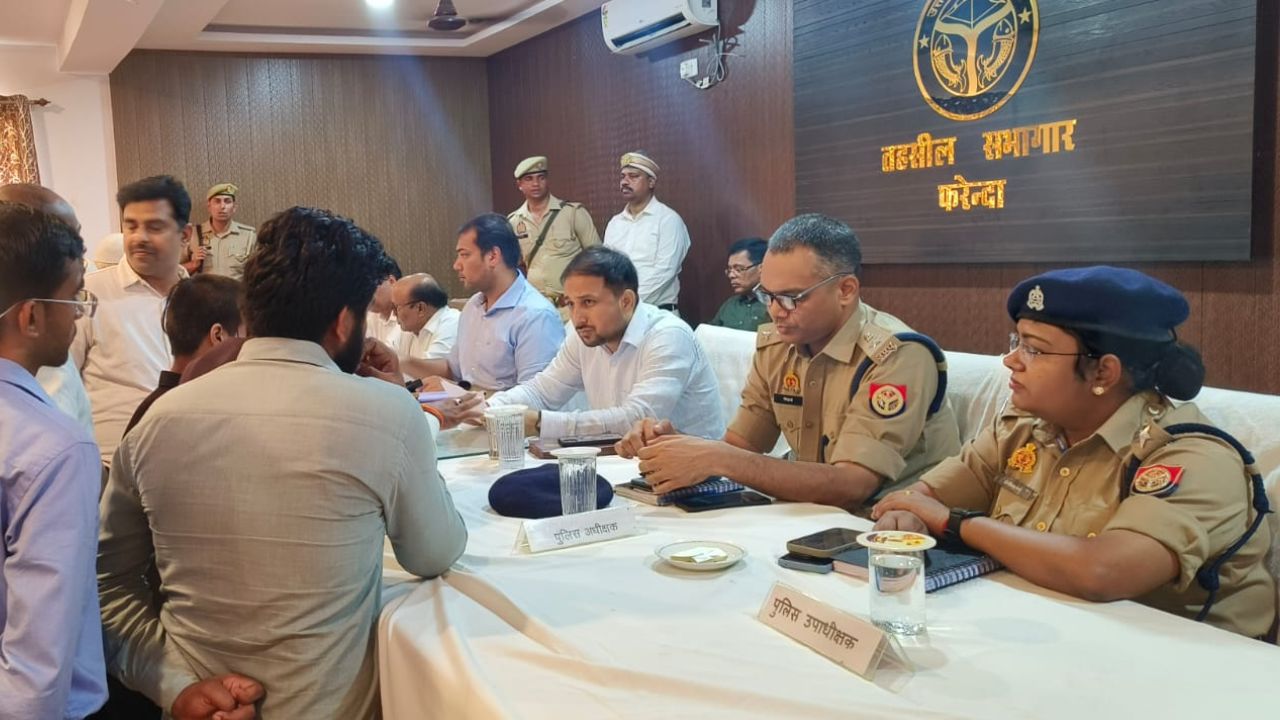 फरेंदा समाधान दिवस में आखिर किस बात पर डीएम ने दिखाई सख्ती? अधिकारियों को दिए बड़े निर्देश