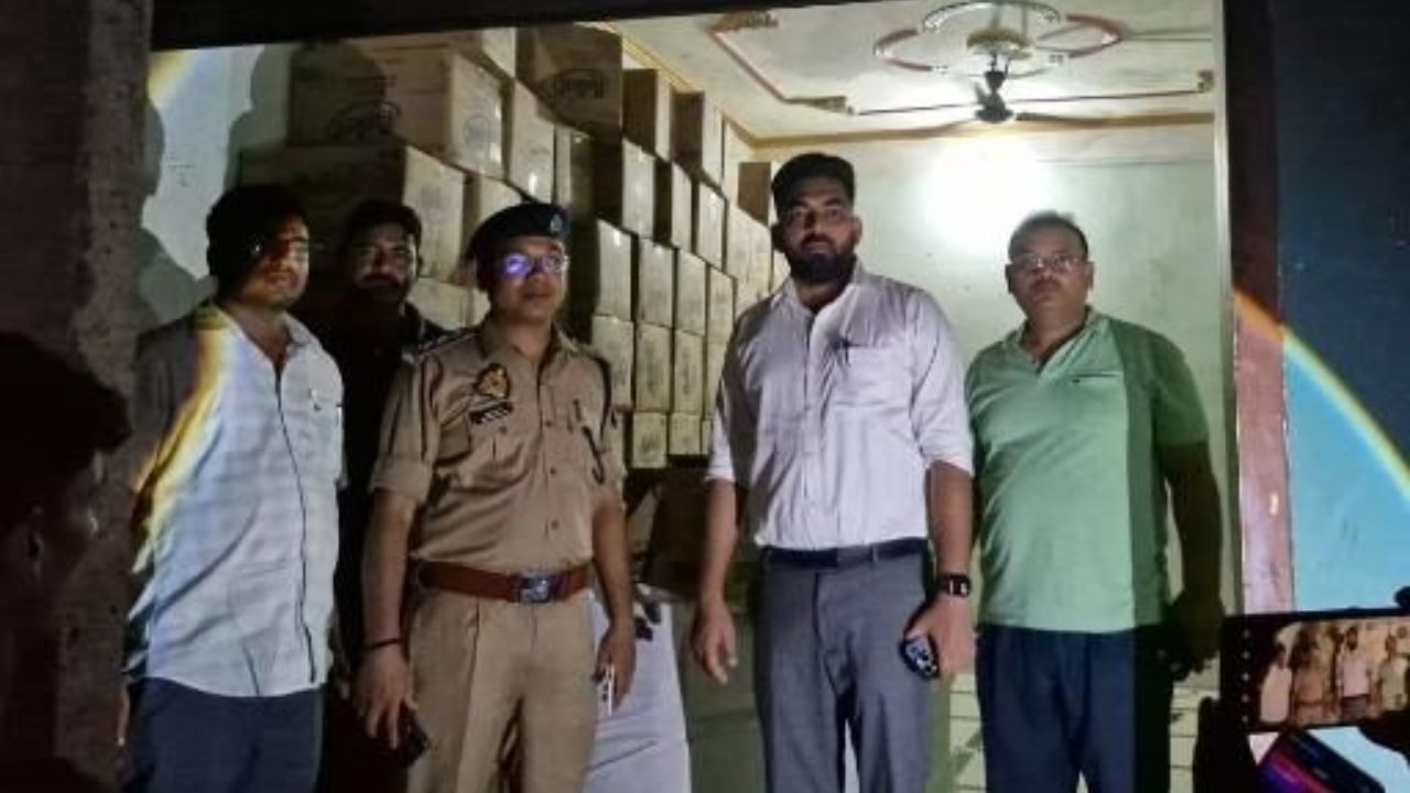 सीमा पार तस्करी पर बड़ा प्रहार: SDM, CO ने पकड़ा 3 लाख का विदेशी माल, नेपाल भेजने की थी तैयारी