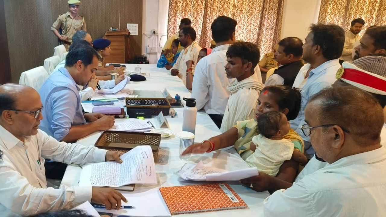 फरेंदा समाधान दिवस में आखिर किस बात पर डीएम ने दिखाई सख्ती? अधिकारियों को दिए बड़े निर्देश