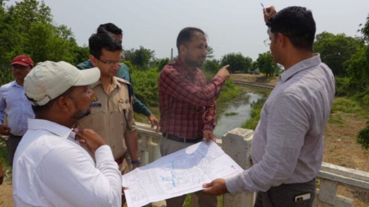 Maharajganj: बरसात से पहले चर्चित महाव नाले का DM-SP ने किया निरीक्षण, जानिए कैसे रोकेंगे कटान?