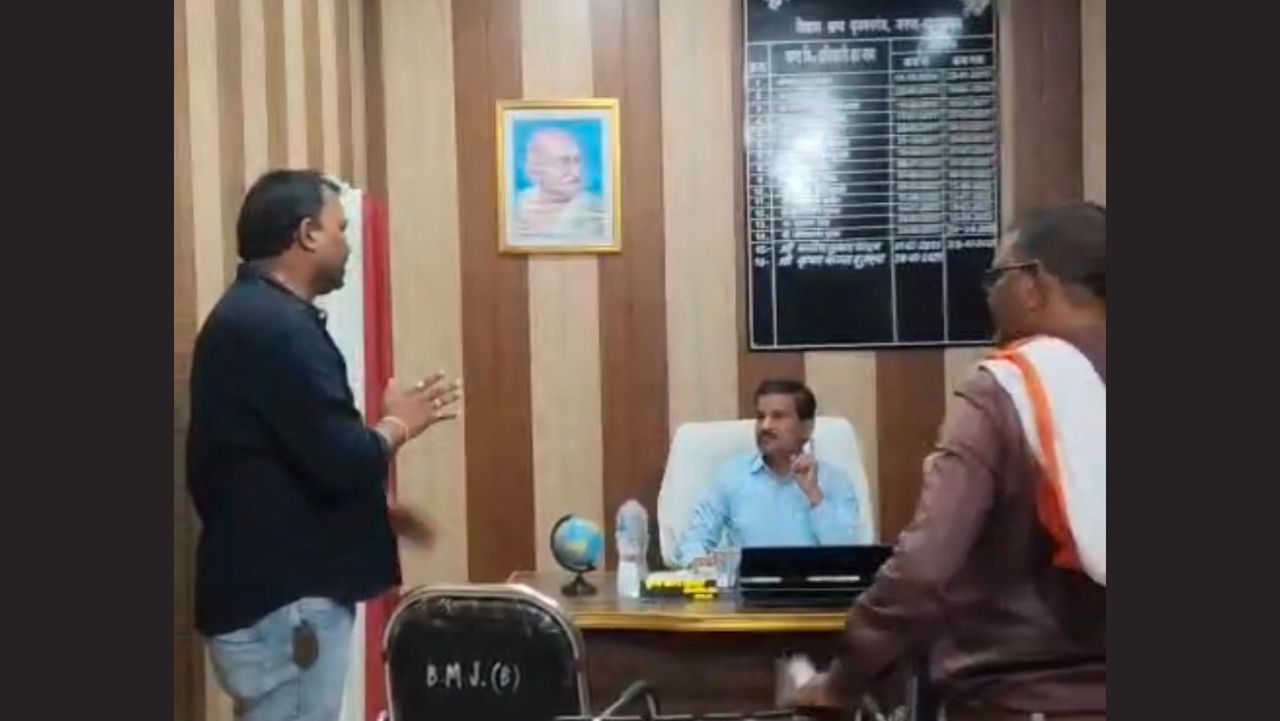 बृजमनगंज ब्लॉक में भारी बवाल, BDO और पंचायत सचिवों के बीच तीखी नोकझोंक, वीडियो वायरल